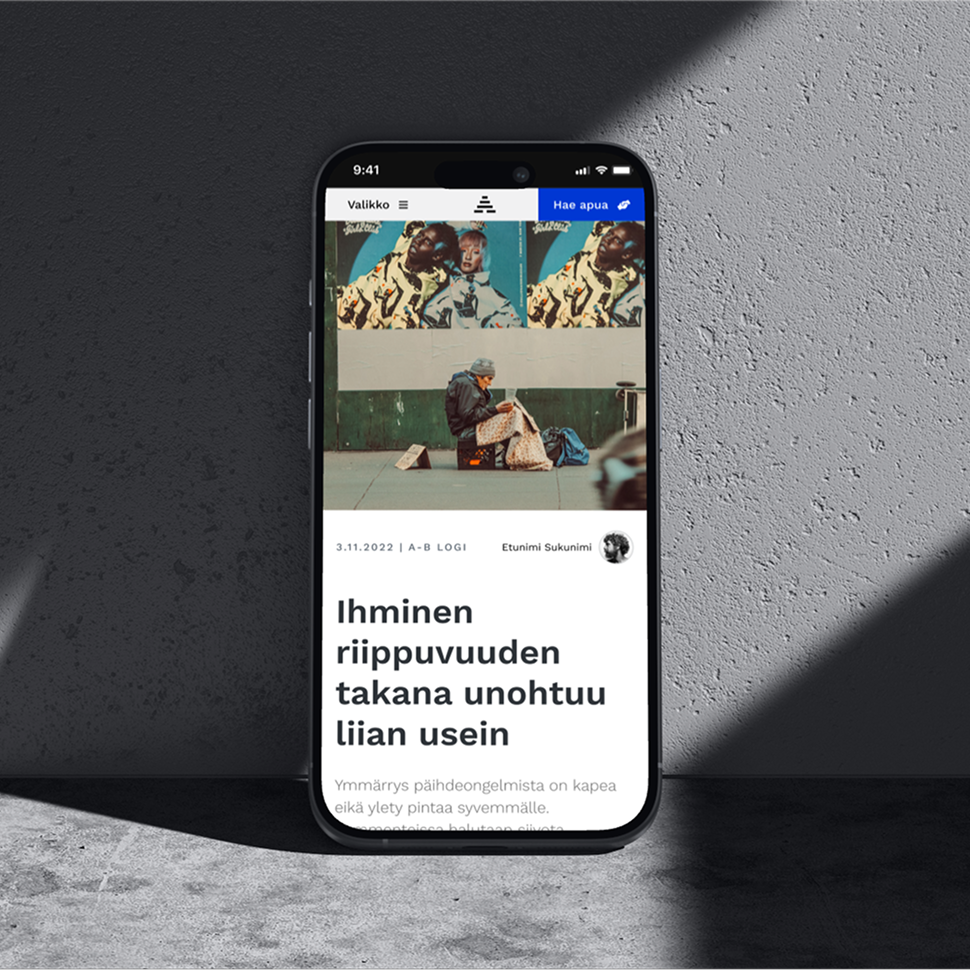 A-klinikkasäätiön avattu blogi mobiililaitteella, joka nojaa kiviseinään.