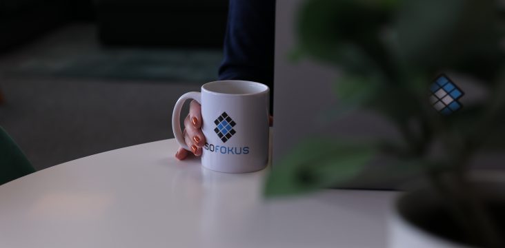 Muki pöydällä, vieressä läppäri ja sumea viherkasvi – Sofokus mukana puolalaisen Hub Club IT -klusterin vierailussa