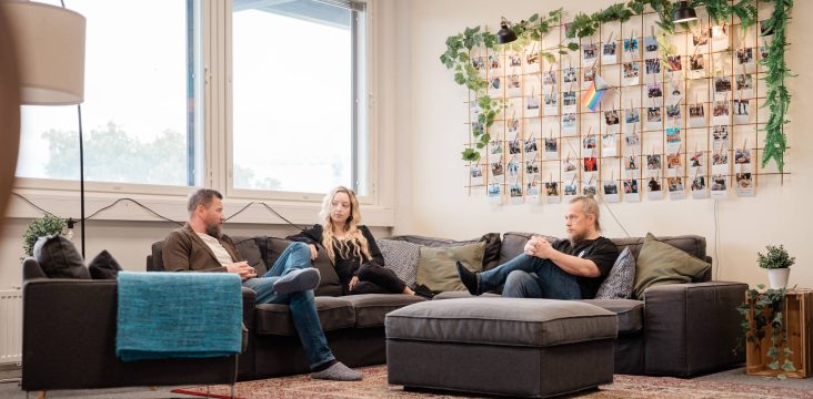 Laaja kuva oleskelutilasta, jossa on isot ikkunat, lattiavalaisin ja rahi – Responsiiviset komponentit: kuvat