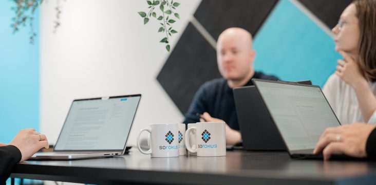 A meeting with laptops open, colleagues blurred in the background – 7 predictions on the future of Digital Commerce