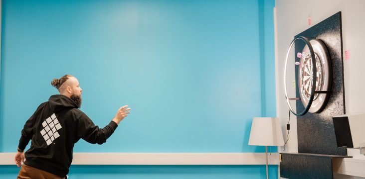 Sofokus-huppari, jonka selässä on logo, tikanheiton aikana – Mitä responsiivinen suunnittelu maksaa?