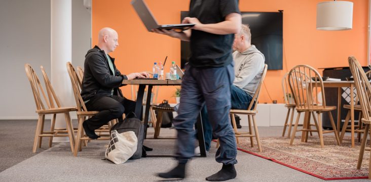 Toimistonäkymä, jossa joku on liikkeellä – Sofokus ICT-kampus 2009 rekrymessuilla