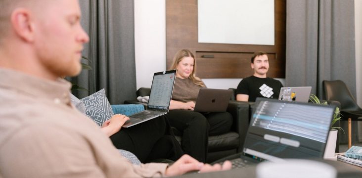 Full-Stack Developerit työssään.