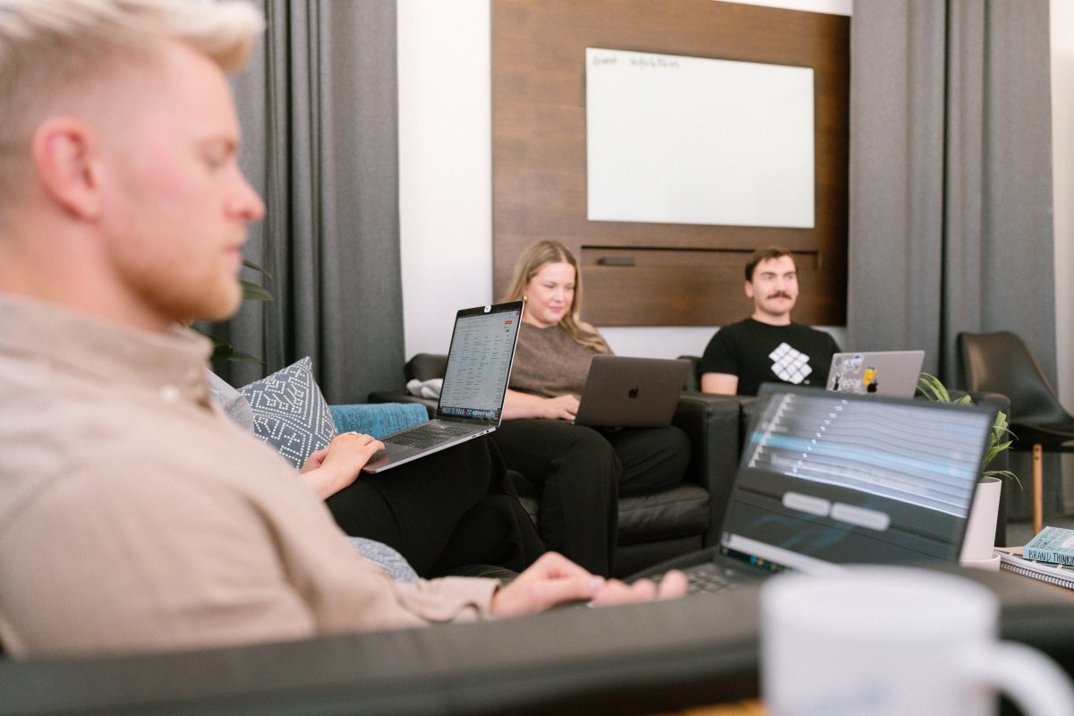 Full-Stack Developerit työssään.