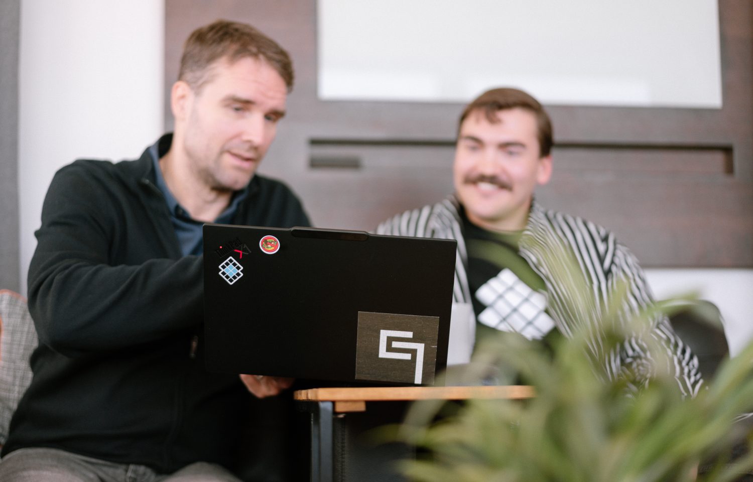 Kuvan Otto Sunnari (vasemmalla) ja Matias Hokkanen (oikealla) keskustelevat mielellään Shopify-verkkokauppatarpeistasi