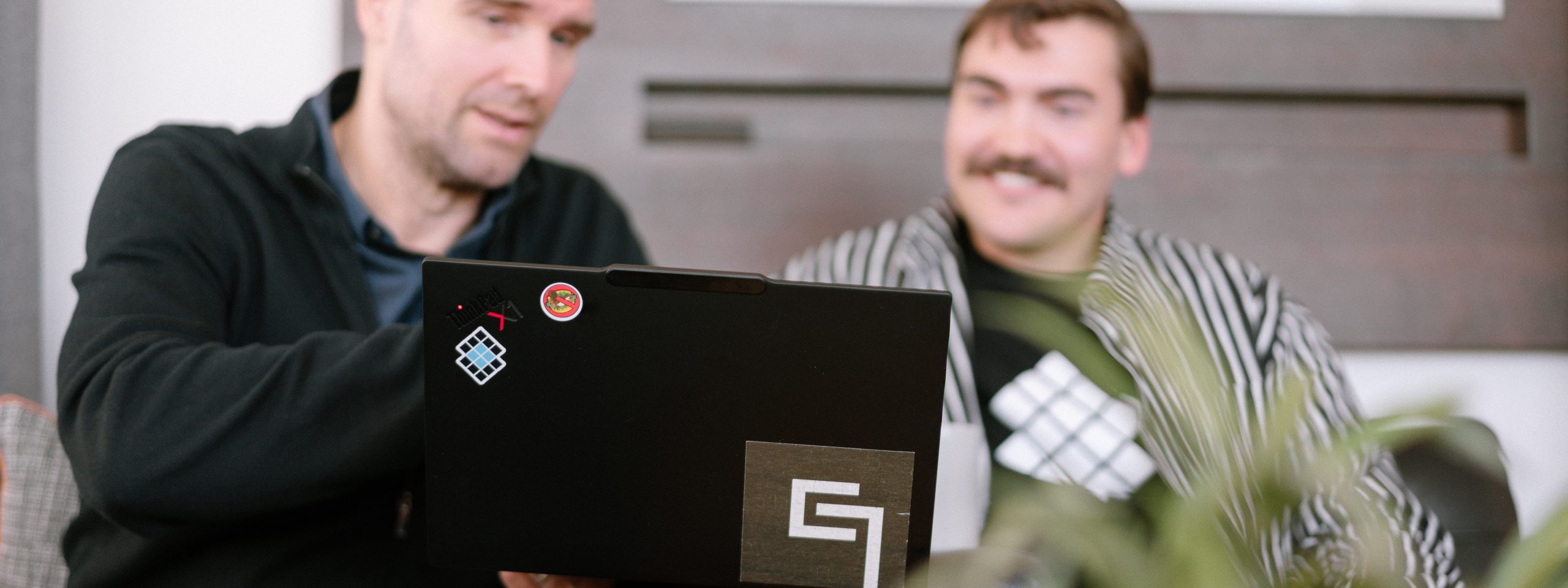 Kuvan Otto Sunnari (vasemmalla) ja Matias Hokkanen (oikealla) keskustelevat mielellään Shopify-verkkokauppatarpeistasi