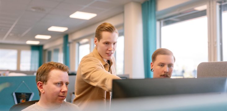 Kollegat keskittyvät samaan ruutuun – GitHub Copilot tukee ohjelmoijan työtä