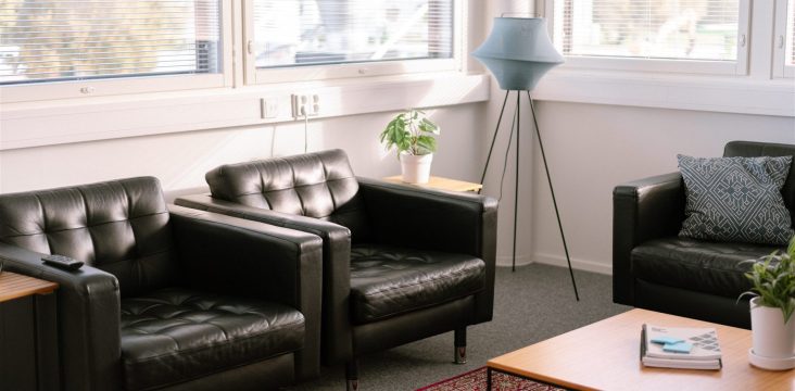 Three black leather armchairs in a bright lounge by large windows – Career story: Matias’ journey as a sales consultant