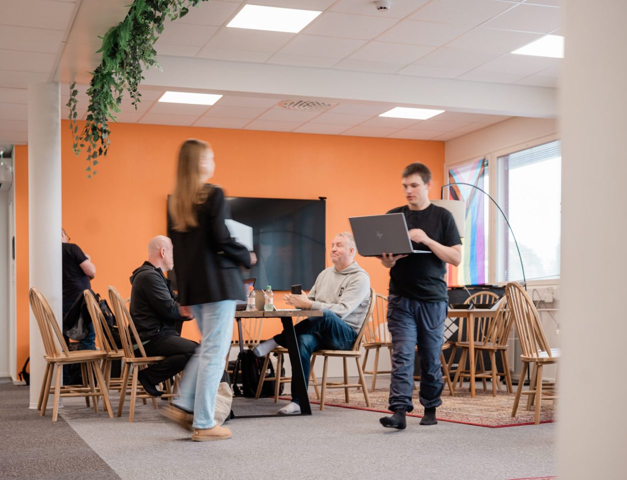 A busy moment in a bright office with plants hanging from the ceiling – Google Cloud platform