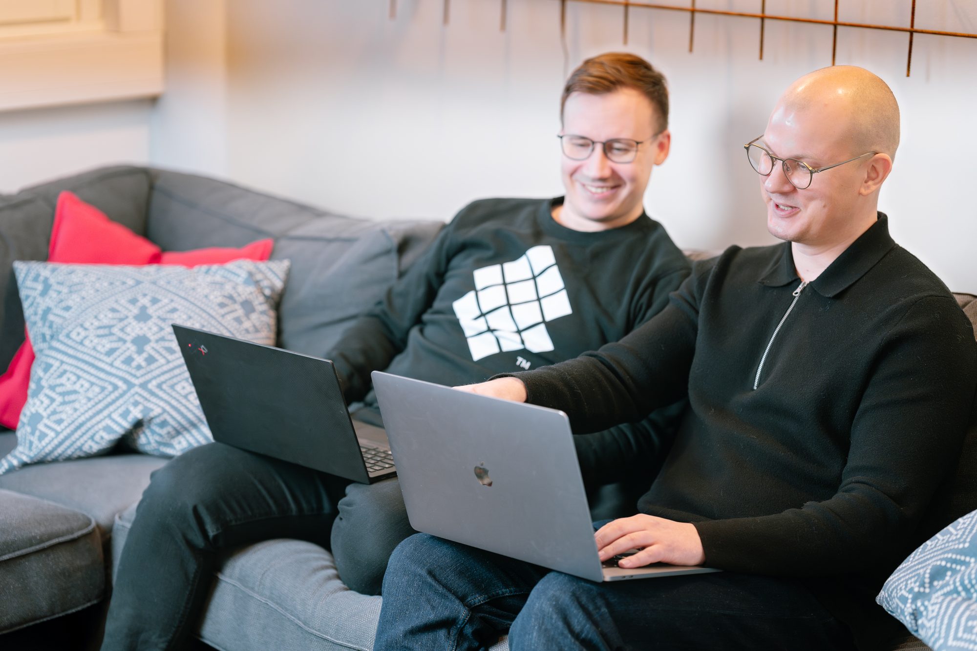 Sofokus-collegepaitainen henkilö katsoo kollegan näyttöä – Varsinais-Suomen Kasvupolku 2015 – Hae mukaan!