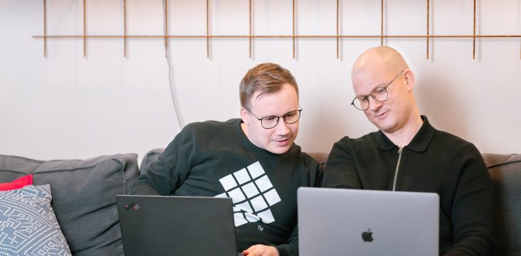 Läppärityöskentelyä sohvalla kuviollisten tyynyjen keskellä – Drag Race siskosten päätä ei vauhti huimaa