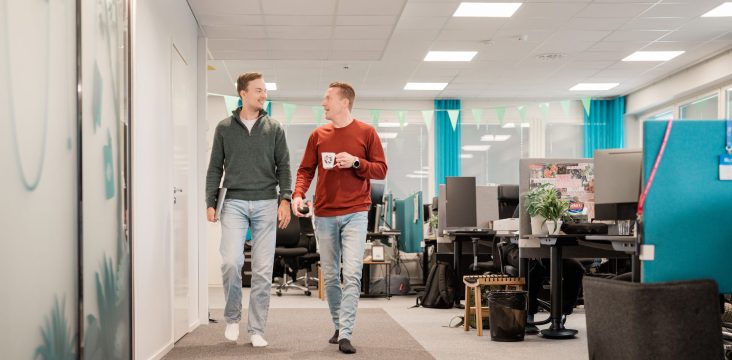 Ystävällinen jutteluhetki matkalla toimiston läpi – Kohtaamisportaali on yritysportaalin seuraava sukupolvi