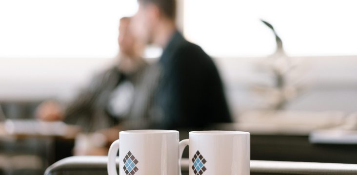 Sofokus-logo valkoisissa mukeissa – Mitä digikehitys vaatii tekoälyn aikana? Kolme kyvykkyyttä koodiosaamisen tilalle